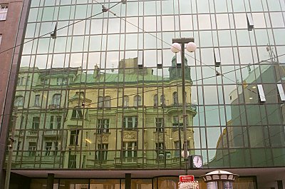 En gang p hver tur skal fotografen vre smart og tage billeder af gamle huse, der spejler sig i nye glasbygninger - billedet er fra Nove Mesto