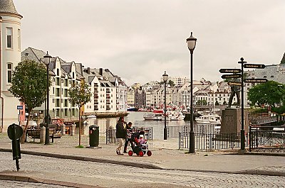 Apotekertorvet in  lesund - my hotel is the green building to the left