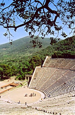Amfi-teatret i Epidaurus - placeret i flotte omgivelser i en dal omgivet af oliventrer