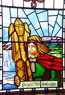 Mosaik fra Akureyrarkirkja - den forestiller Torgeir, der iflge de islandske sagaer var ham der gjorde Island kristent. Det gjorde han ved at smide  sine hedenske relikvier i Godafoss, som er et vandfald mellem Akureyri og Myvatn. Her er det en vldig fallos-ting, der er ved at ryge i vandet.