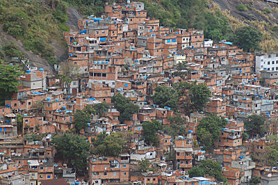 Et oversigtsbillede fra Rocinha - lg mrke til de mange "lag-p-lag"-huse