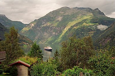 Udsigt over Geiranger fjorden - med et af krydstogtskibene lagt for anker