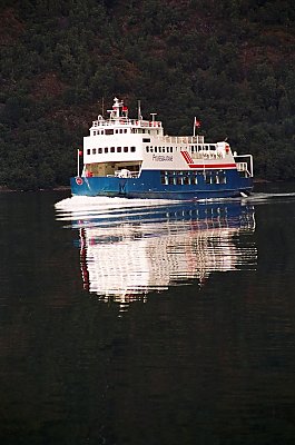En modsejlende Fylkesbåd på Auerlandsfjorden