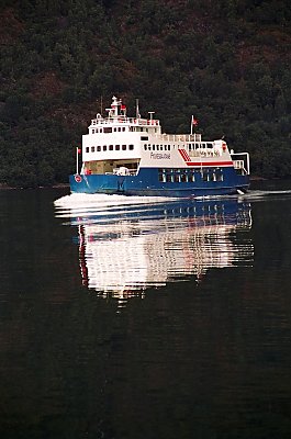 En modsejlende Fylkesbd p Auerlandsfjorden