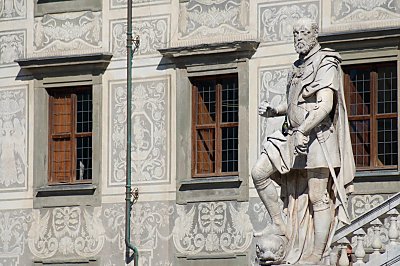 Fin statue på Piazza dei Cavalieri - bemærk den graffitti-hærgede bygning bagved.